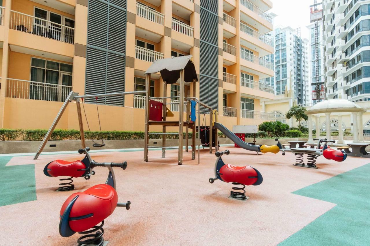 Reddoorz Premium @ Venice Luxury Bgc 2 Makati City ภายนอก รูปภาพ