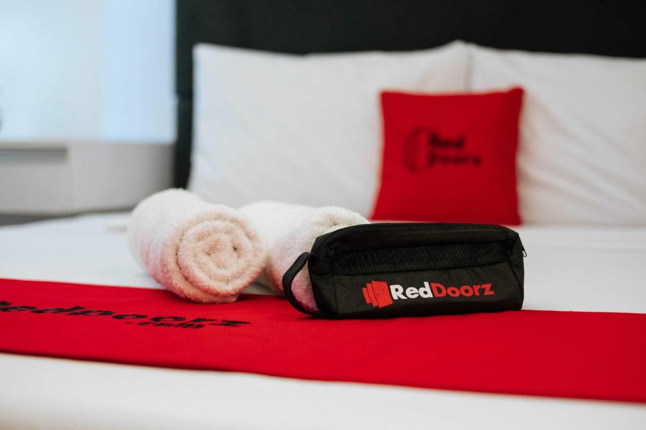 Reddoorz Premium @ Venice Luxury Bgc 2 Makati City ภายนอก รูปภาพ