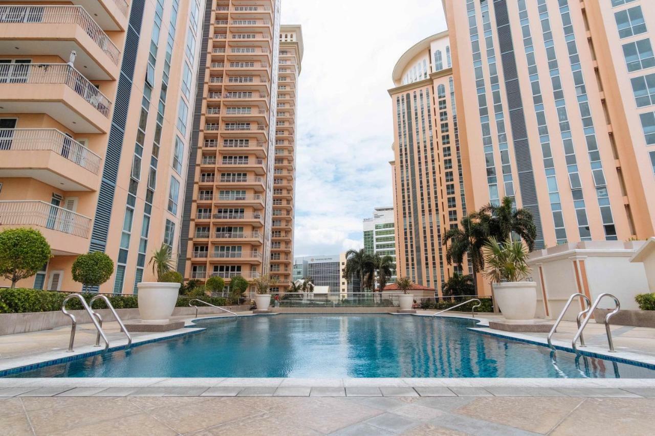 Reddoorz Premium @ Venice Luxury Bgc 2 Makati City ภายนอก รูปภาพ